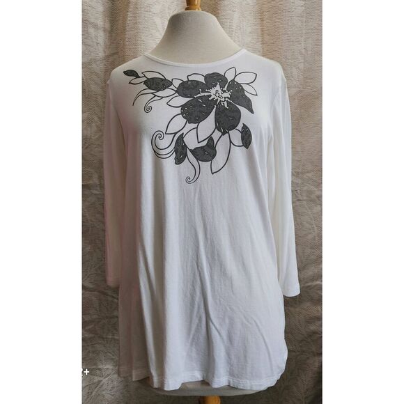 Christopher & Banks tee with  floral decoration - Picture 1 of 10